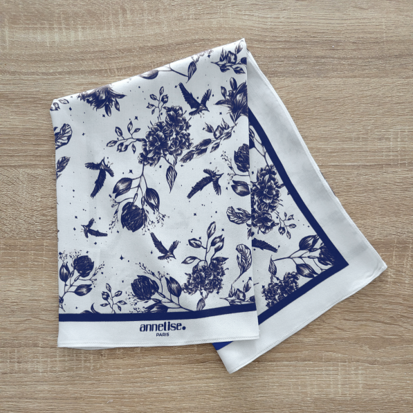 Foulard Flocon Fleuri Bleu nuit en viscose de Bambou, fait main en France, accessoire mode